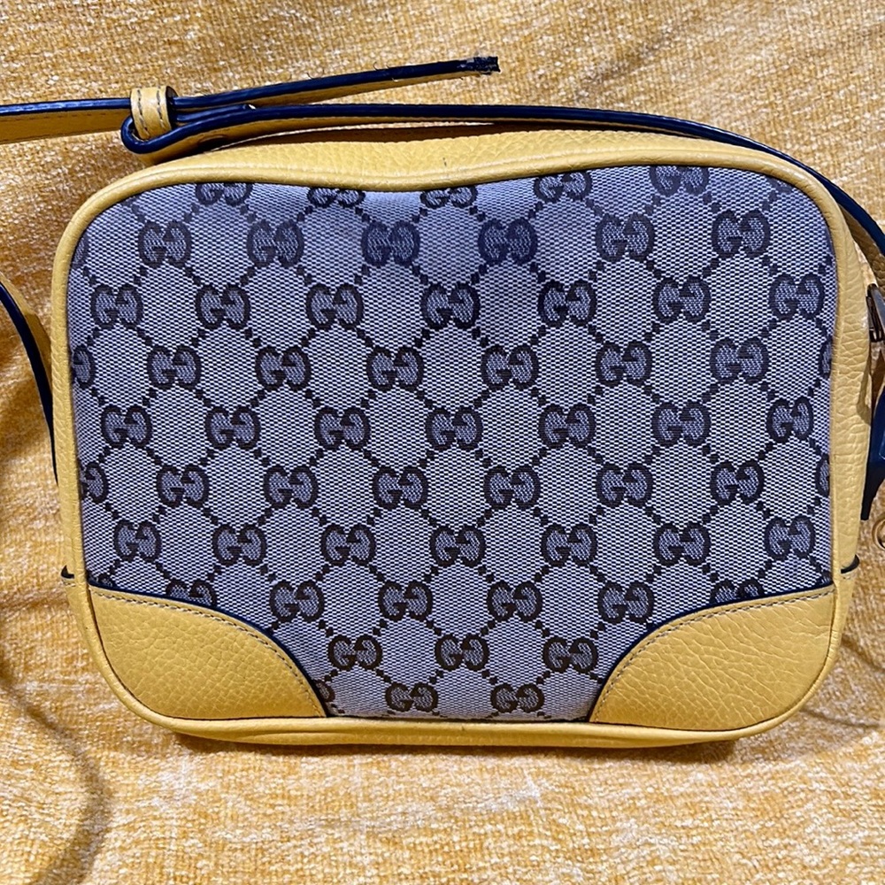 SOLD  / Authentic Gucci Bree medium size camera bag